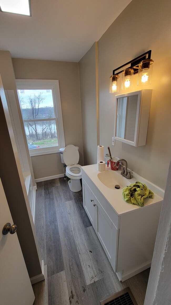 Building Photo - 465 Kossuth St