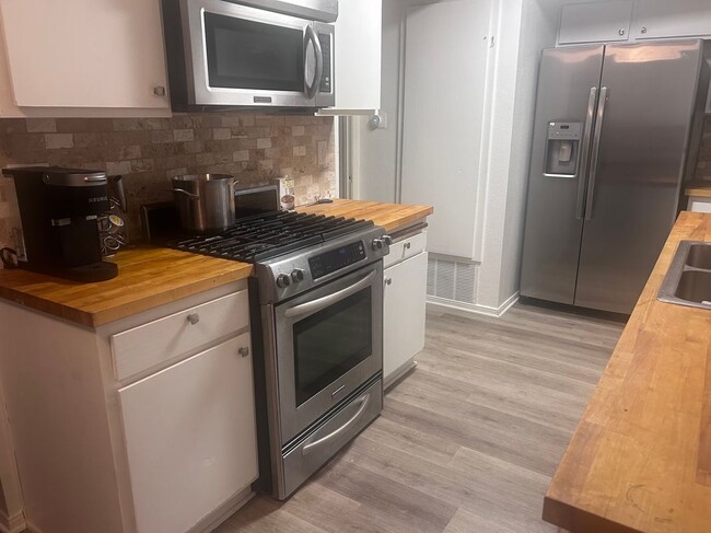 Foto del edificio - 1387 N Elderberry Ave