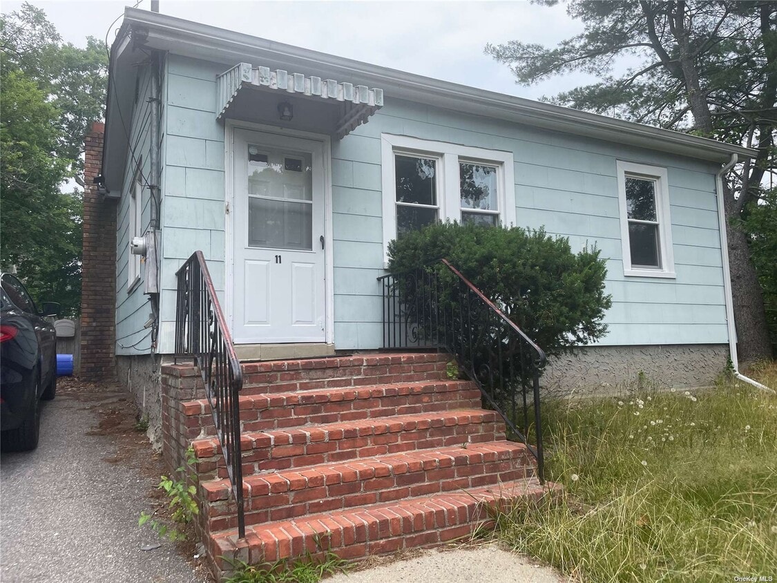 11 Ridgedale Ave, Farmingville, NY 11738 House Rental in Farmingville