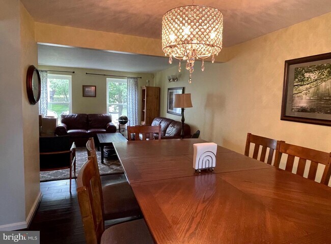 Building Photo - 202 Trail Ct