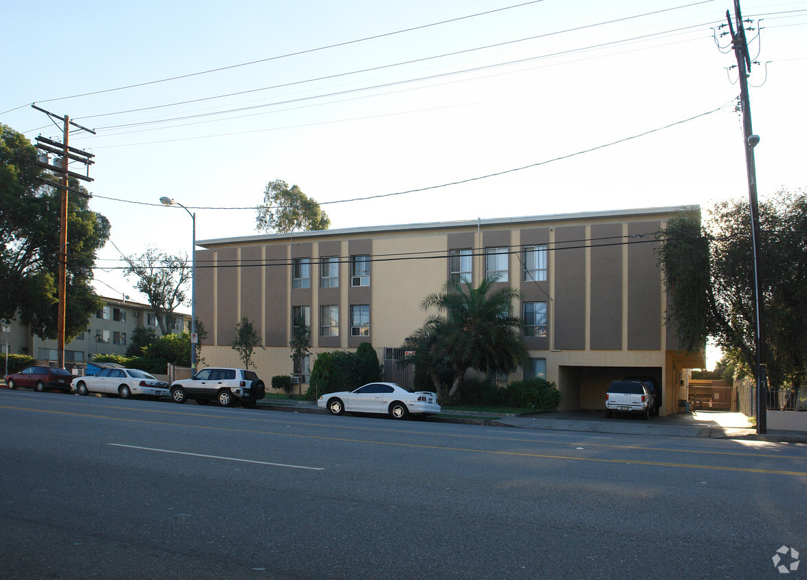 Edificio - 6660 Woodman Ave