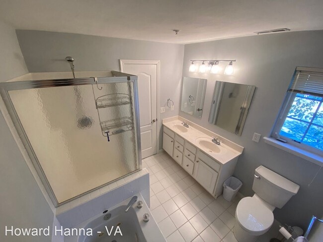 Building Photo - 2 br, 2 bath House - 900 Charnell Drive, #200