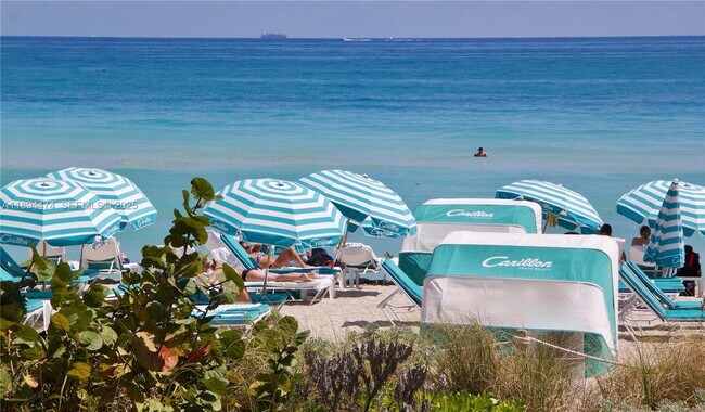 Foto del edificio - 6899 Collins Ave