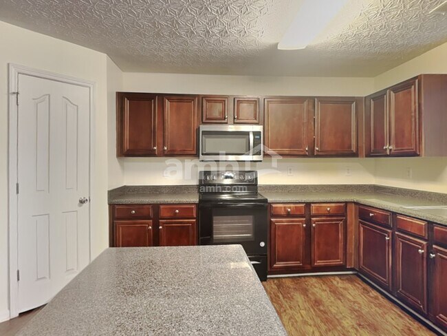 Building Photo - 6372 Daniell Springs Dr