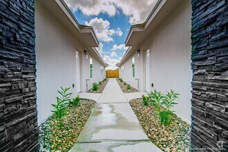 Building Photo - 1215 White Oak Dr