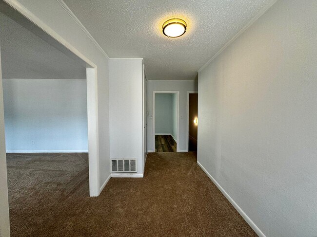Building Photo - 215 Rivermont Rd