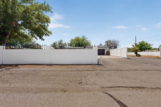 Foto del edificio - 824 Ortega Rd NW