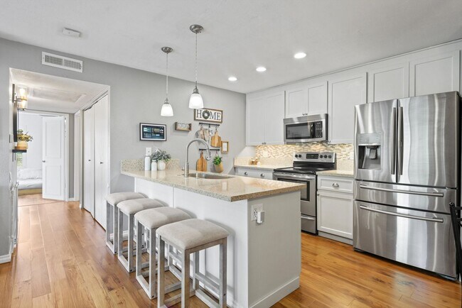 Foto del edificio - beautifully upgraded 2-bedroom, 1-bath condo in the highly desirable Bench Mark Villas Community