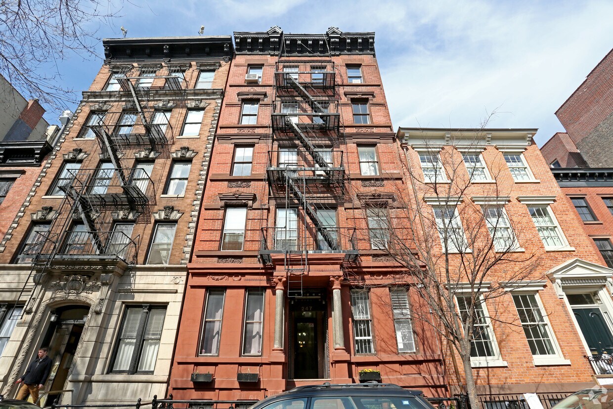Building Photo - 247 W 11th St