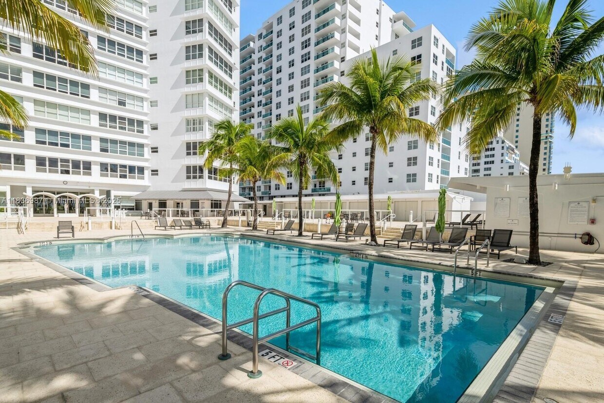 Foto principal - 4925 Collins Ave