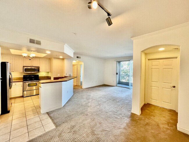 Building Photo - Stunning 2B/2BA Condo w/ Washer/Dryer & Re...