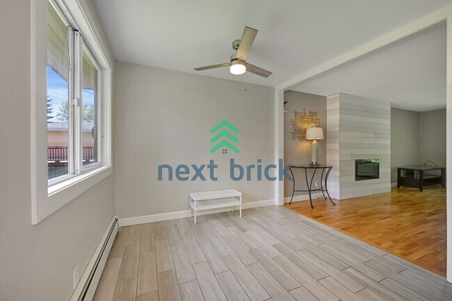 Foto del edificio - 4 Bed and 2 Bath Remodeled Single-family House Available!