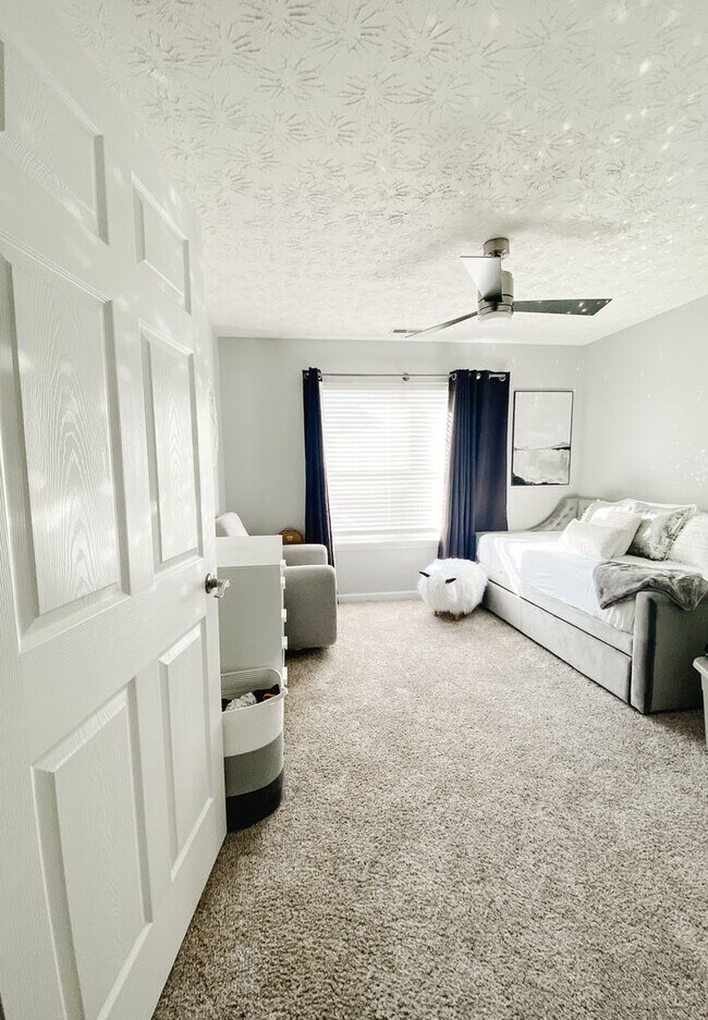 Building Photo - Newly Renovated Three Bedroom