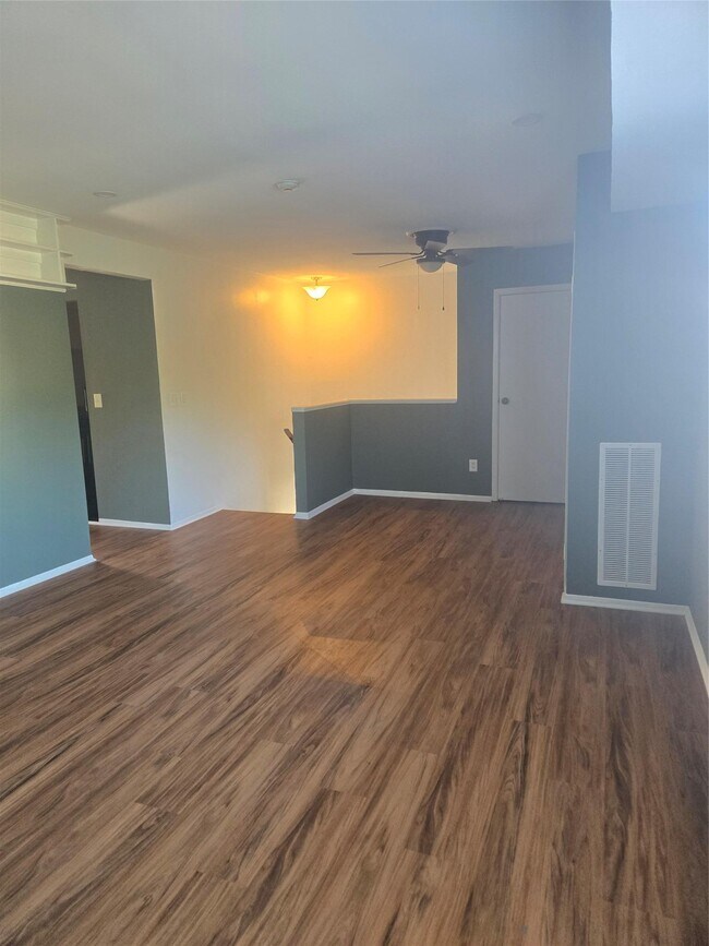 Building Photo - 214 Pointe Cir N