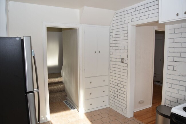 Foto del edificio - 4 Bedroom 1 Bath South Tacoma 2 Story Home