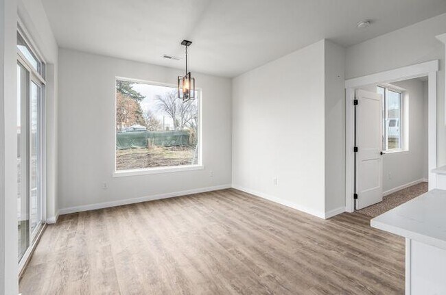 Building Photo - 3008 N Marguerite Rd