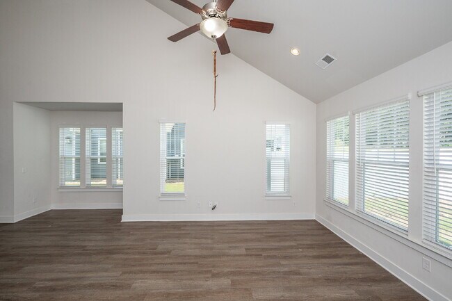 Foto del edificio - Modern 3BR/2.5BA Townhome with Main-Level Suite and Loft, located in prime Taylors Location! $220...