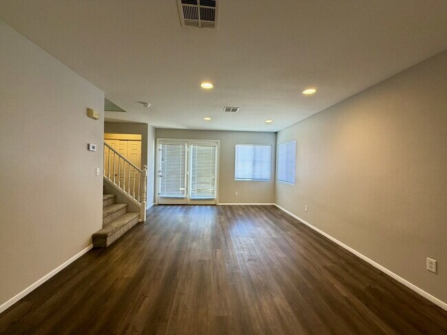 Foto del edificio - GATED 3 BED 2.5 BATH 1 CAR GARAGE SINGLE FAMILY HOME WITH COMMUNITY POOL