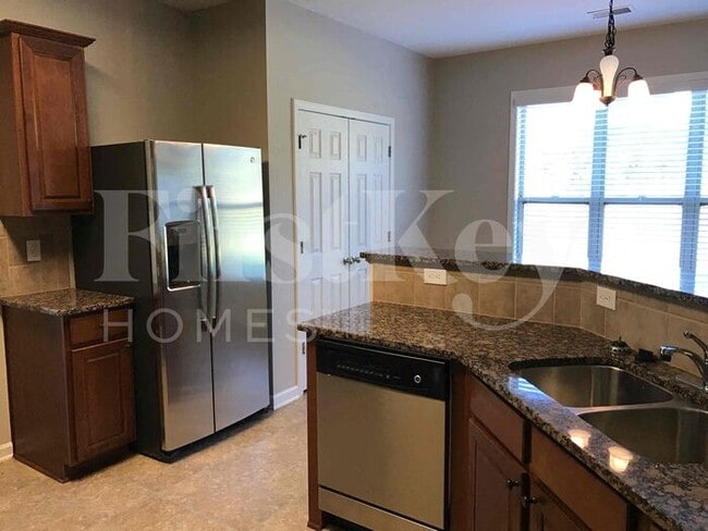 Foto del edificio - 855 Stonehaven Rd SW