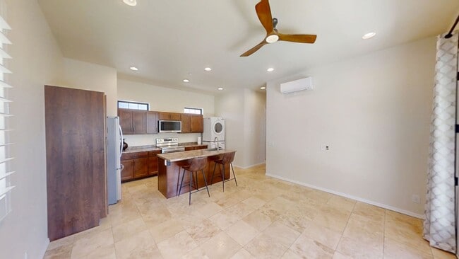 Building Photo - Beautiful View in the Oak Hills Estates - 2 bed 2 bath