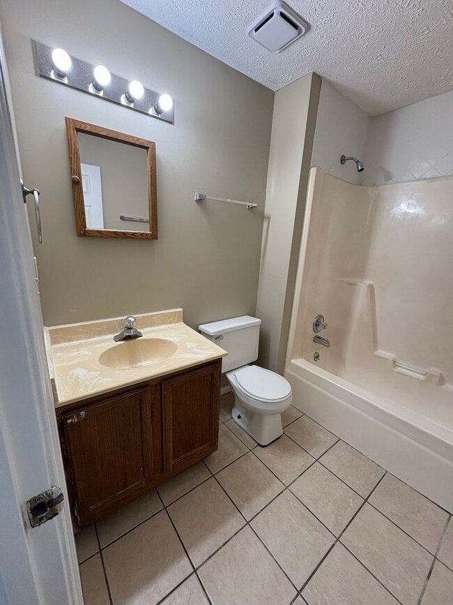 Building Photo - 1136 Dale Dr
