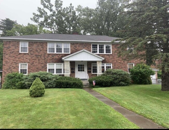 Building Photo - 10 Kensington Ct