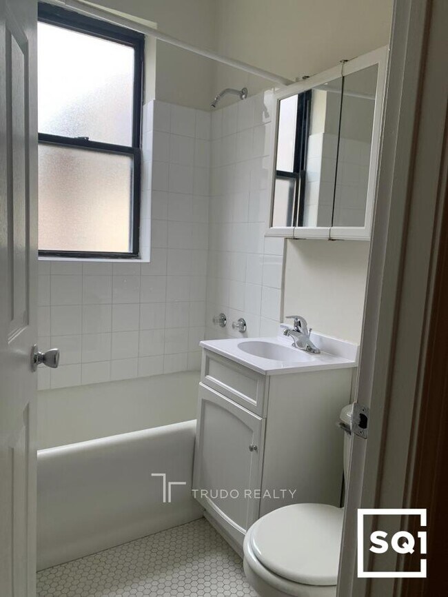 Building Photo - 0 bedroom in Chicago IL 60613