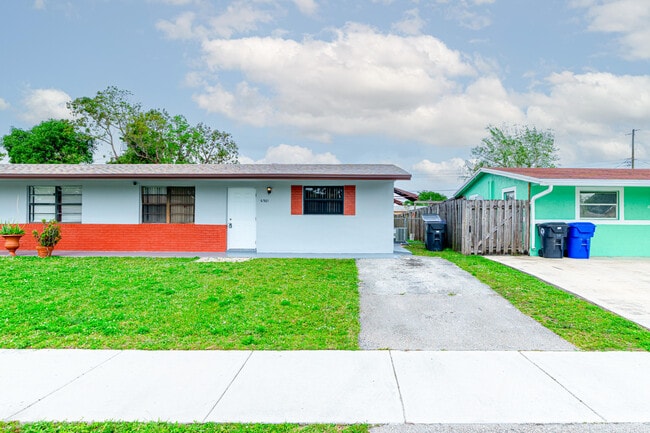 Building Photo - 6981 SW 19th Manor