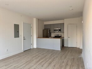 Building Photo - 362 W Merrick Rd