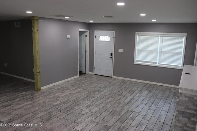 Building Photo - 491 Seacrest Ave