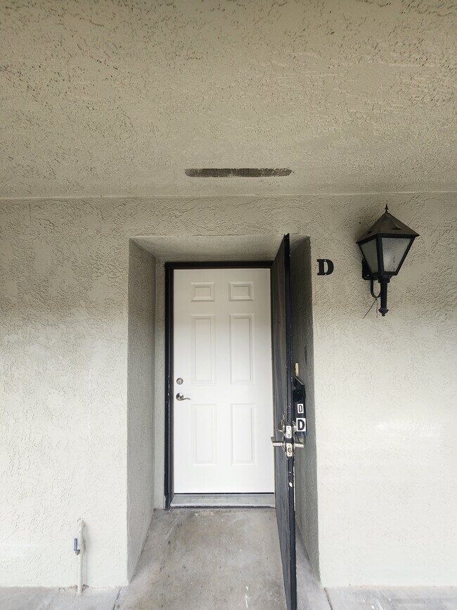 Entrada principal - 431 S Simpson Ave