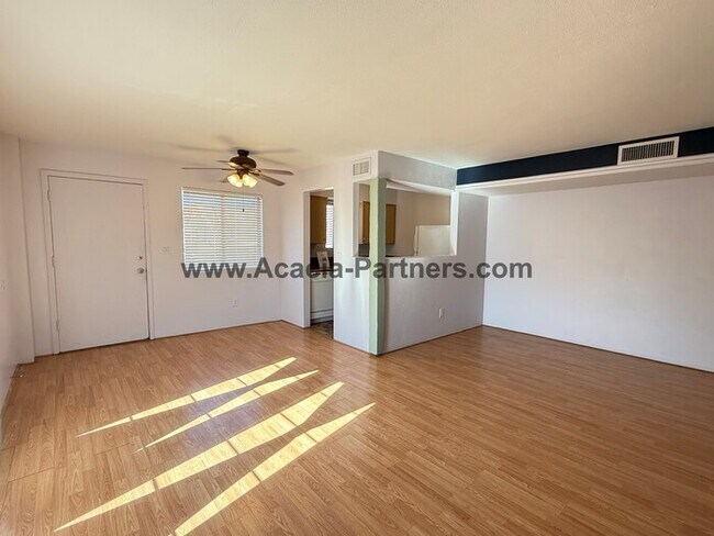 Foto del edificio - Two Bedroom Townhome
