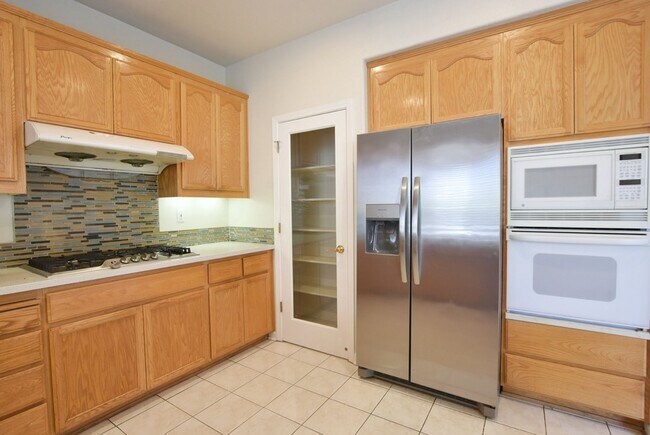 Foto del edificio - Beautiful and Spacious 4 Bedroom 2.5 Bath ...