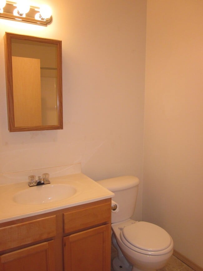 Building Photo - 1 Bedroom / 1 Bathroom Single Level Cottage in Redmond