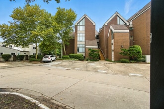 Building Photo - 696 Mowbray Arch