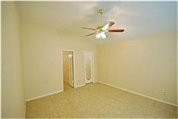 Building Photo - 15518 Town Green Dr