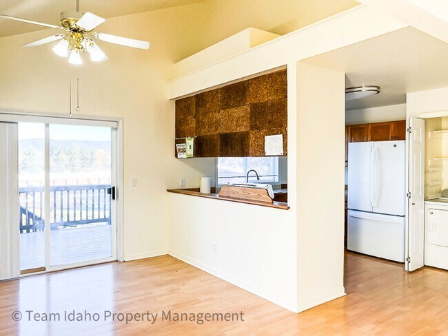 Foto del edificio - 5 bedrooms, 3 baths, and 3004 sqft Single Family Home