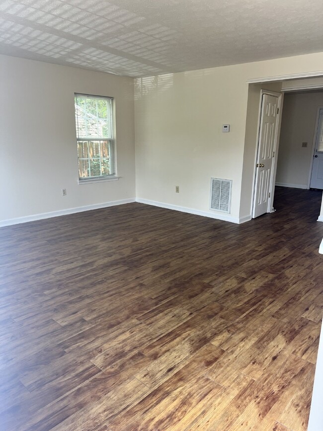 Building Photo - Charming 3-Bed Townhouse with Modern Ameni...