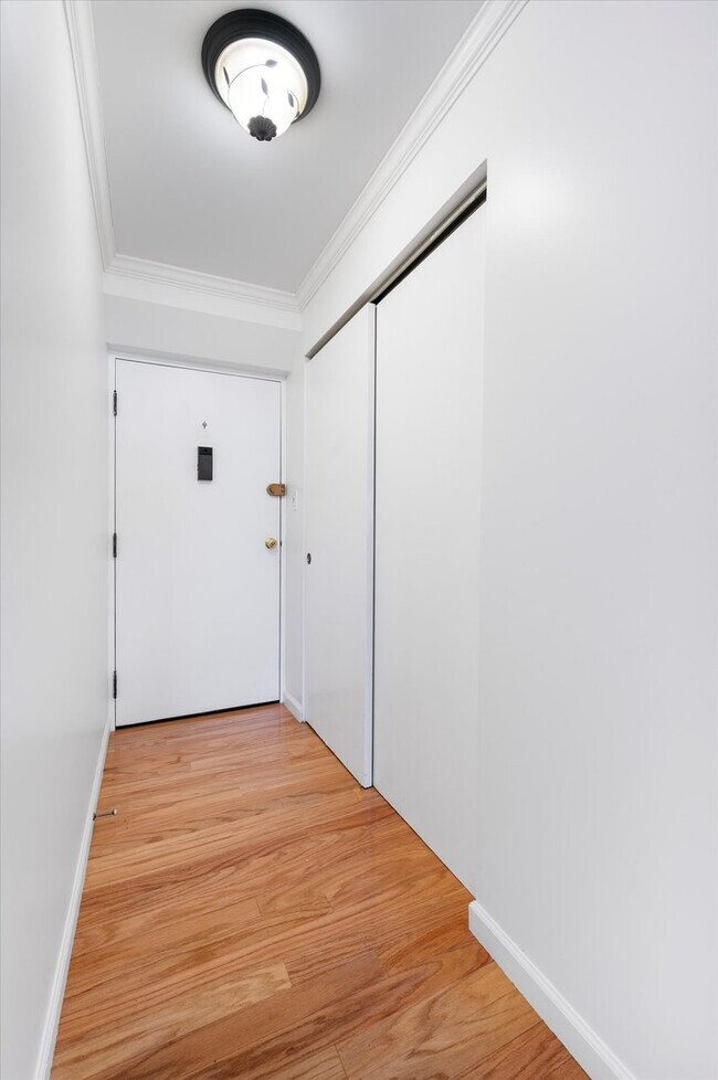 Foto del edificio - 100 W Butterfield Rd