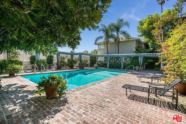 Building Photo - 1221 Sunset Plaza Dr