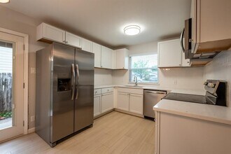 Building Photo - 8708 Pineridge Dr
