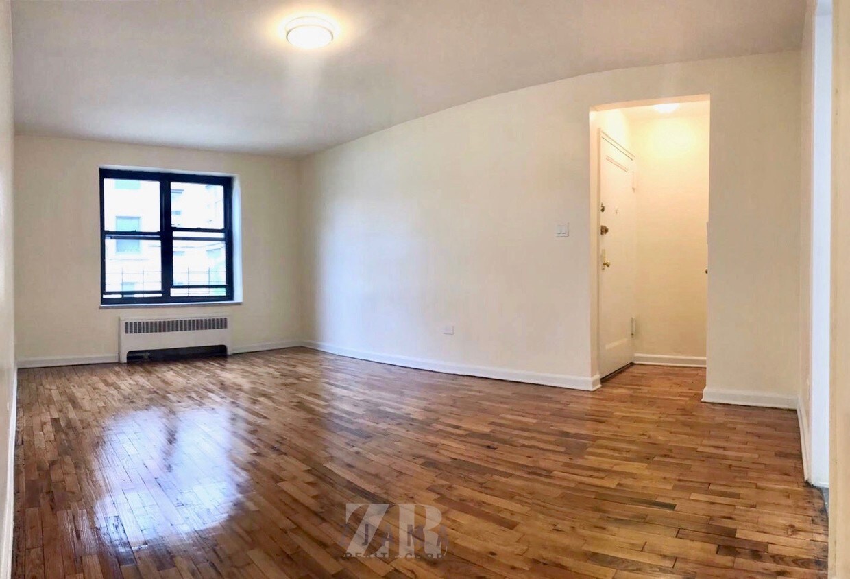 Primary Photo - 117 E 86th St