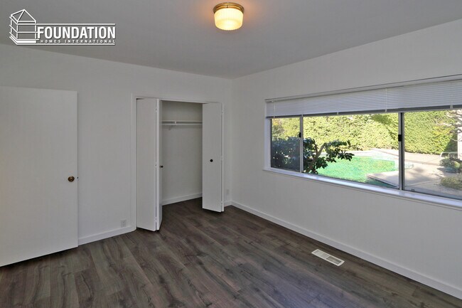 Foto del edificio - Spacious 3 bed in flats of Kentfield w/poo...
