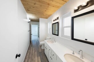 Building Photo - 215 Fern St