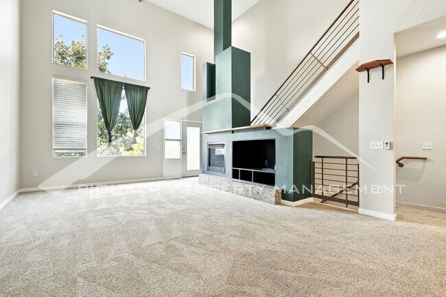Foto del edificio - Spacious Townhouse with Central AC and Was...