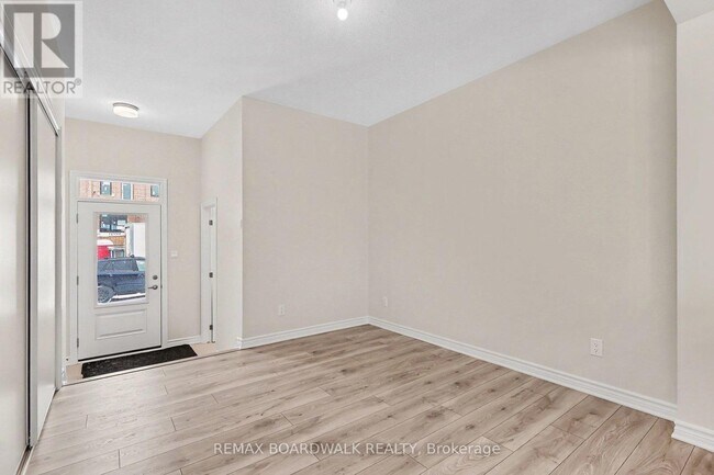 Photo du bâtiment - 404 Broadcast Ave