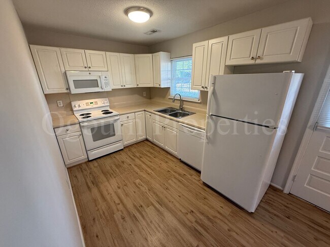 Foto del edificio - 2725 Laguna Ave