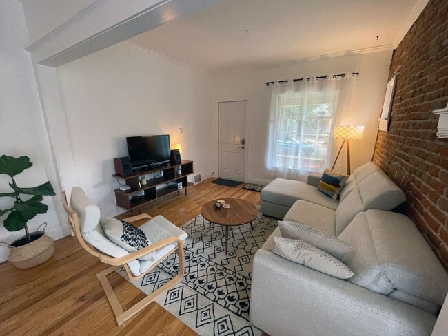 Building Photo - STUNNING Updated Bungalow Home in the West Highlands- Available 8/5!