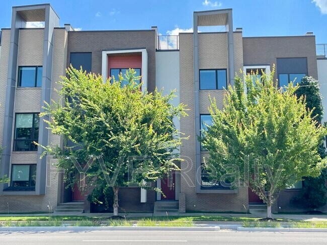 Building Photo - 1428 12th Ave S