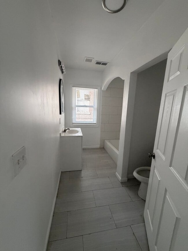 Building Photo - 3 Bedroom 2 bath duplex